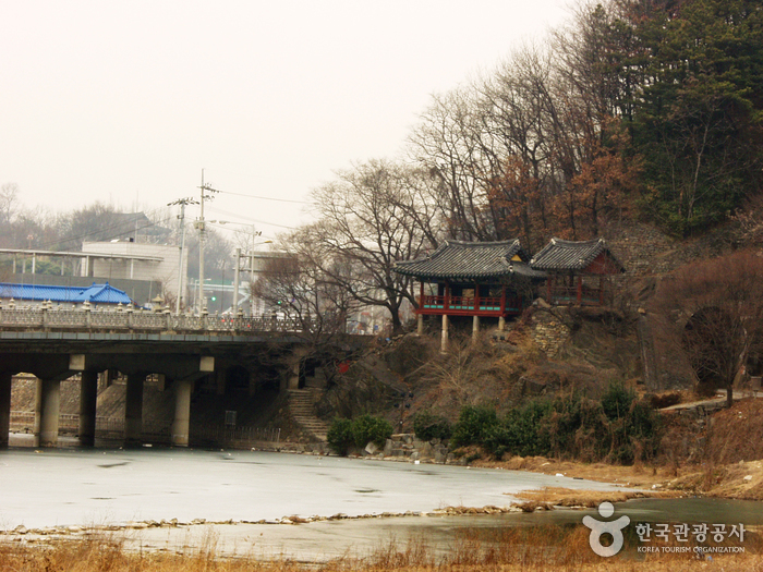 Hanbyeokdang Pavilion (한벽당)