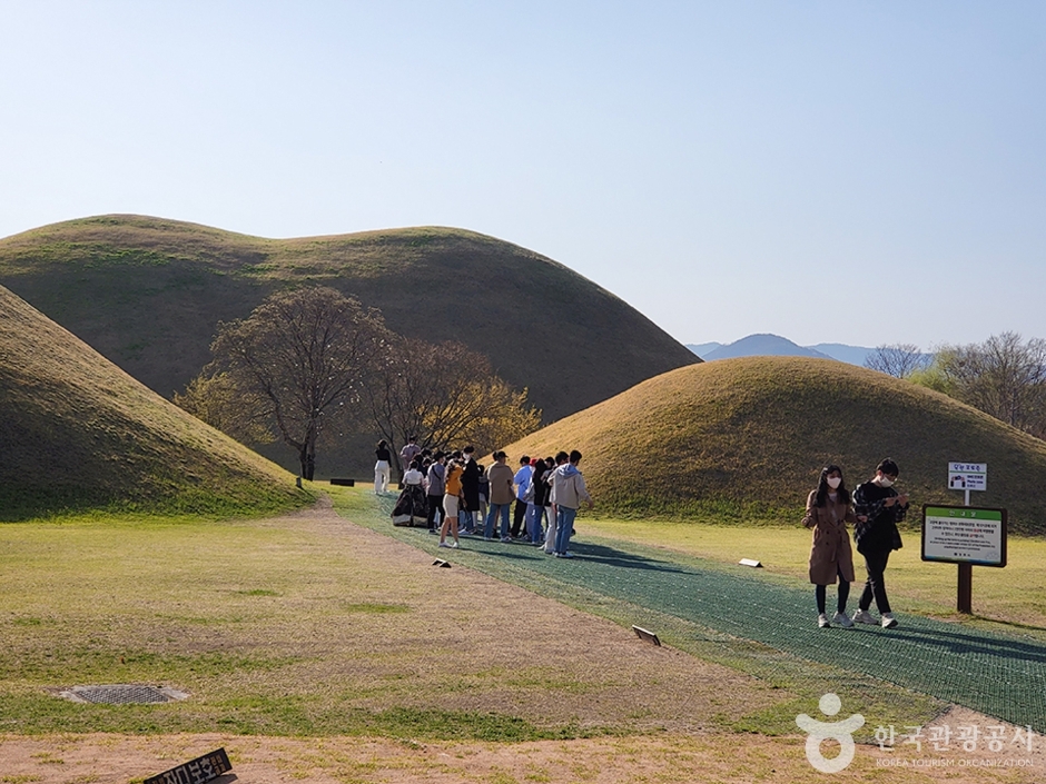 Cheonmachong Tomb (Daereungwon Ancient Tombs) (천마총(대릉원)) Cheonmachong Tomb (Daereungwon Ancient Tombs) (천마총(대릉원))