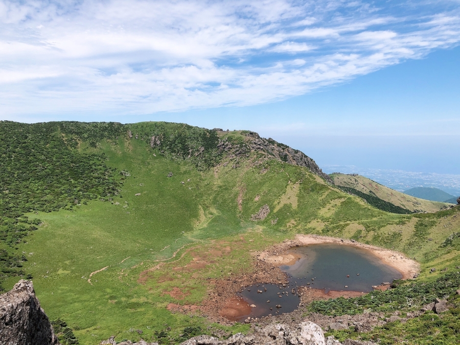 Baengnokdam Lake (한라산 백록담) Baengnokdam Lake (한라산 백록담)