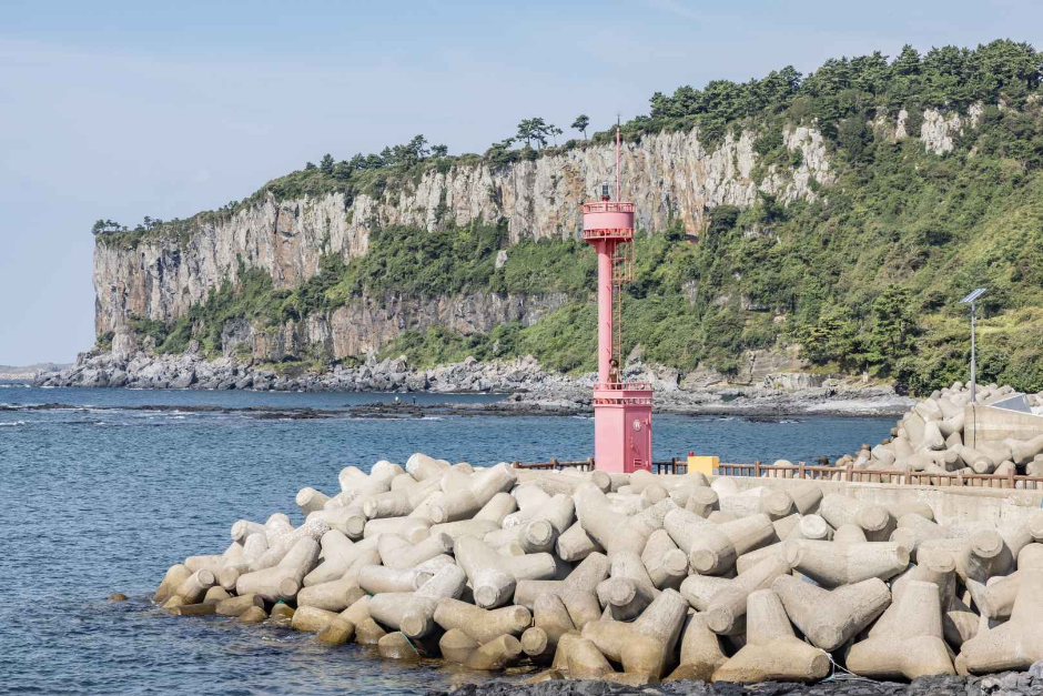 Baksugijeong Cliffs (박수기정) Baksugijeong Cliffs (박수기정)